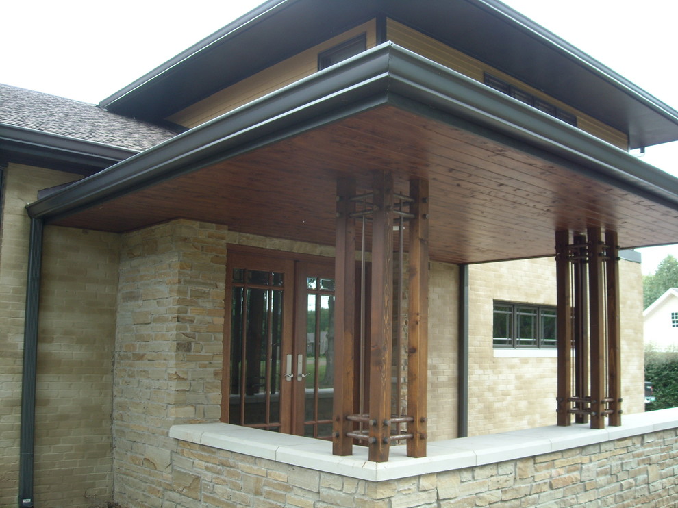 Exemple d'une façade de maison beige tendance de taille moyenne et à un étage avec un revêtement mixte et un toit à quatre pans.