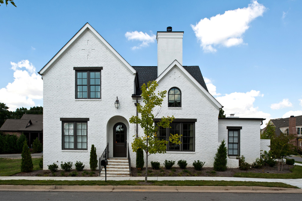 Zweistöckiges Klassisches Haus mit Backsteinfassade und weißer Fassadenfarbe in Nashville