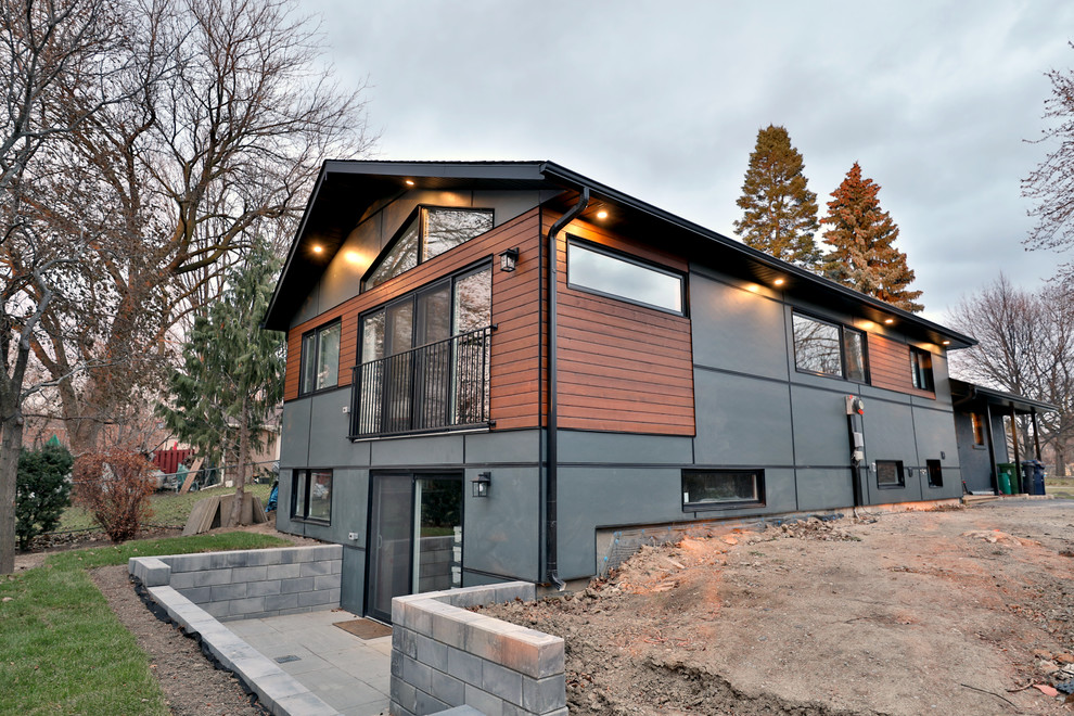 Mid-sized minimalist multicolored three-story mixed siding house exterior photo