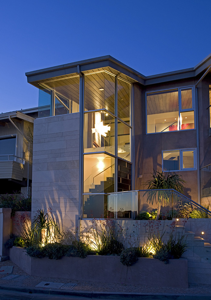 Contemporary house exterior in Los Angeles with three floors, mixed cladding and a flat roof.