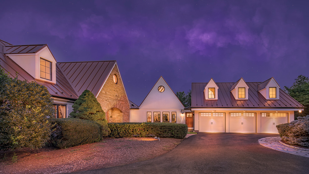 Großes, Zweistöckiges Landhaus Einfamilienhaus mit Putzfassade, beiger Fassadenfarbe, Satteldach und Blechdach in Washington, D.C.