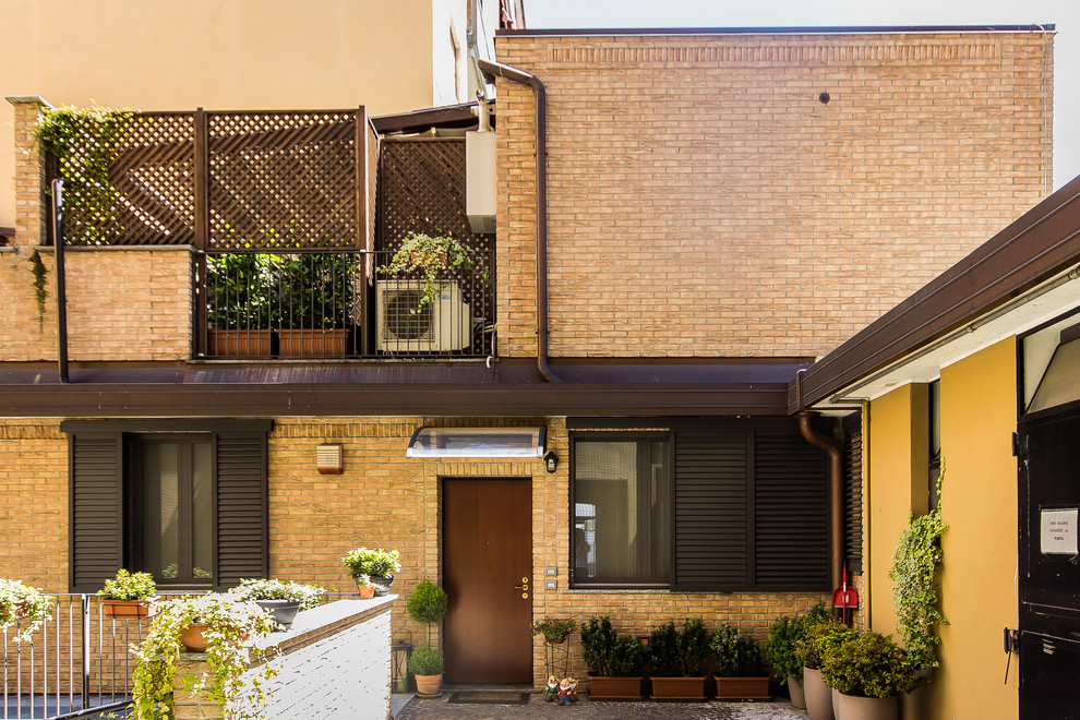 Dreistöckiges Industrial Haus mit Backsteinfassade, brauner Fassadenfarbe und Flachdach in Mailand