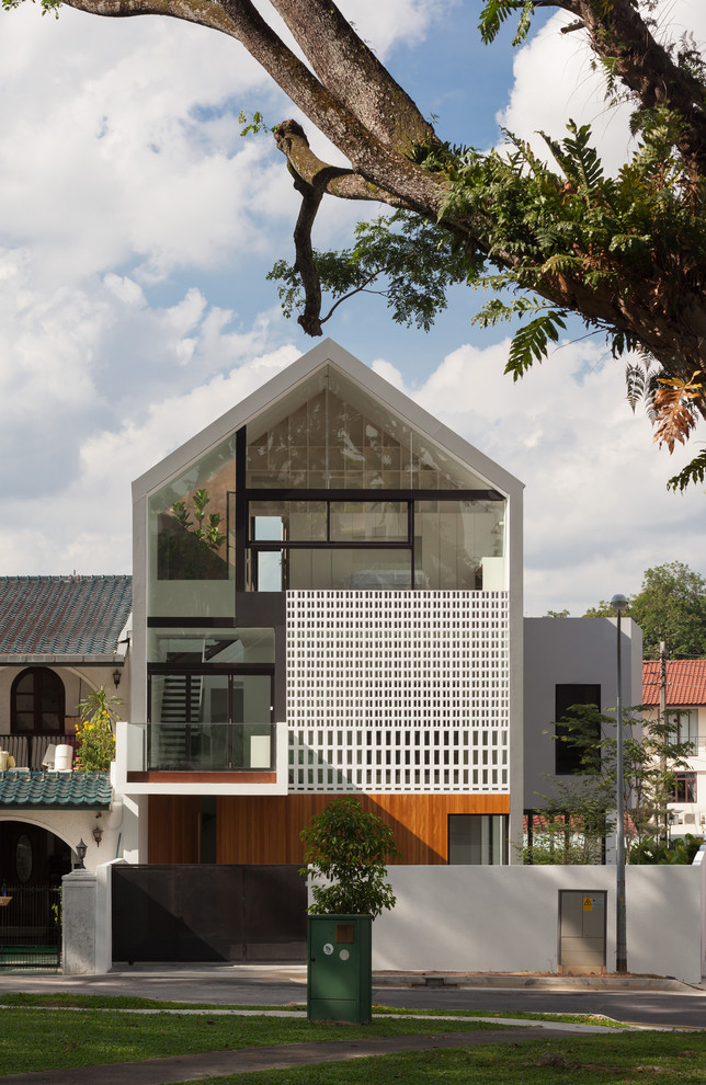 Inspiration pour une façade de maison de ville design en verre à deux étages et plus avec un toit à deux pans.