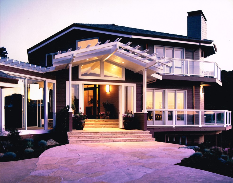 Стильный дизайн: большой, трехэтажный, коричневый дом в морском стиле с облицовкой из ЦСП и вальмовой крышей - последний тренд