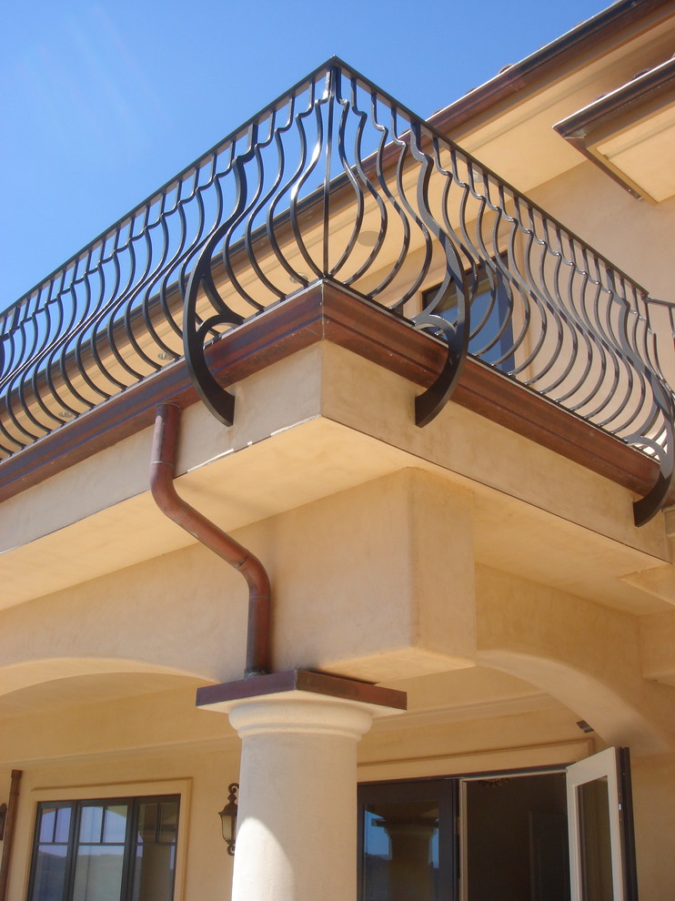 Esempio della facciata di una casa beige contemporanea a due piani con rivestimento in stucco