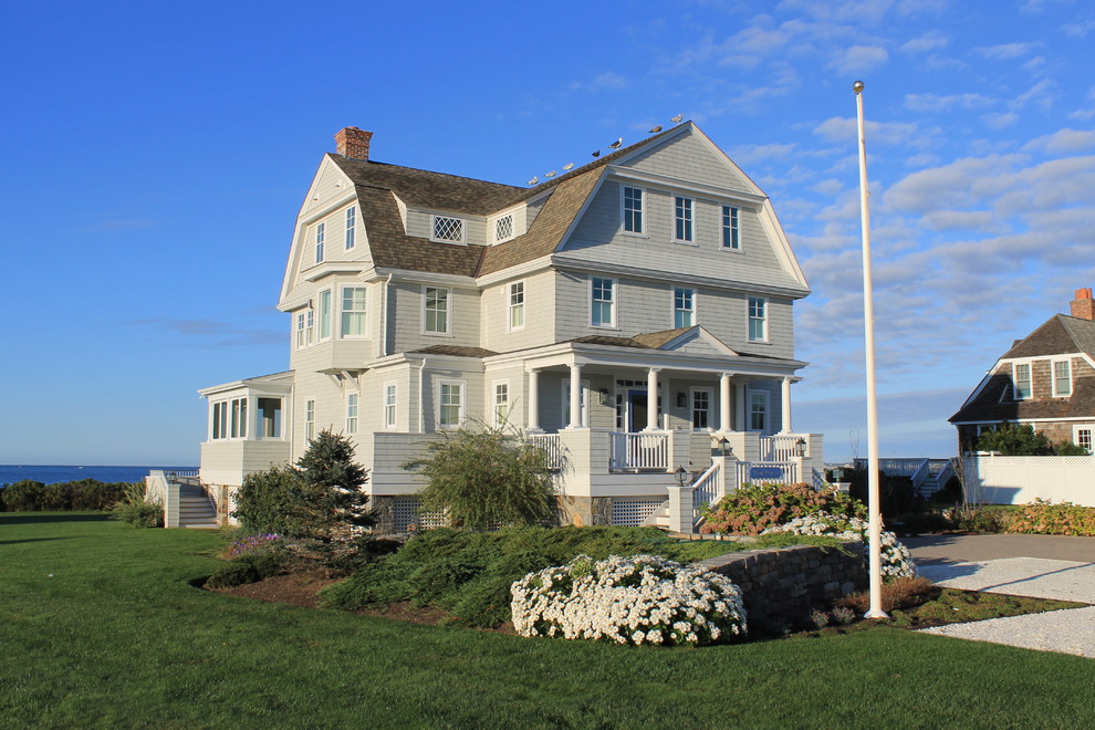 Dreistöckiges Maritimes Einfamilienhaus mit grauer Fassadenfarbe, Mansardendach und Schindeldach in Bridgeport