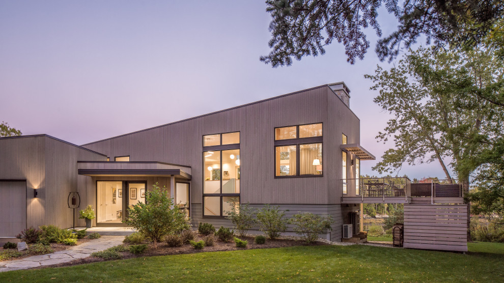 Inspiration pour une façade de maison beige design en bois de plain-pied avec un toit en appentis.