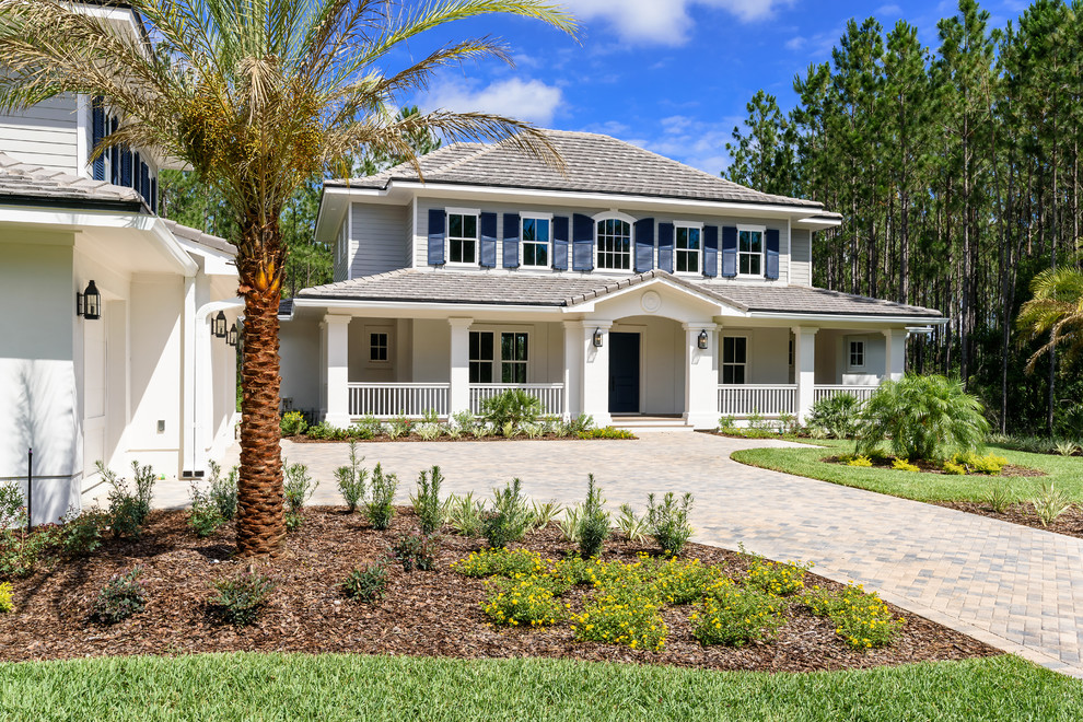 Modelo de fachada de casa multicolor costera grande de dos plantas con revestimientos combinados