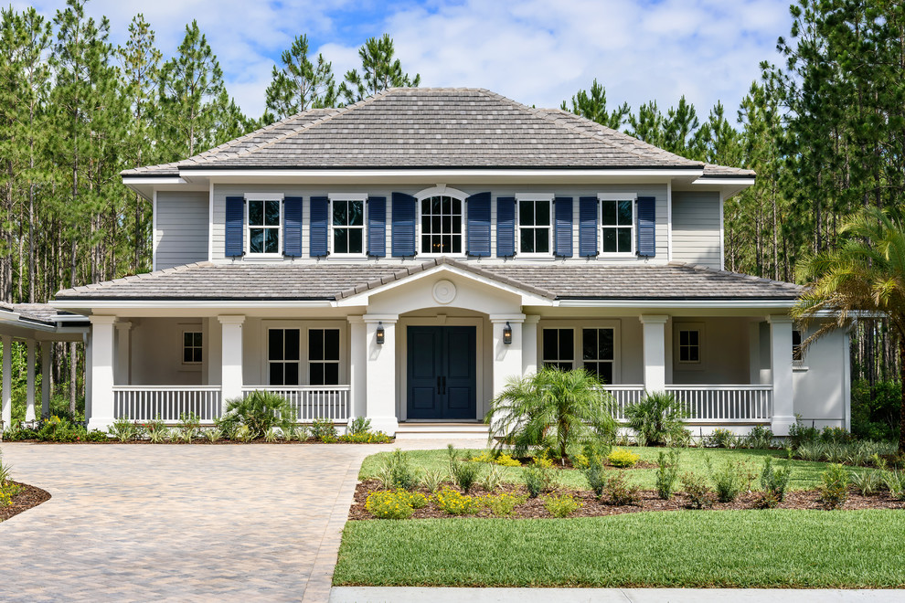 Großes, Zweistöckiges Maritimes Einfamilienhaus mit Mix-Fassade, bunter Fassadenfarbe, Walmdach und Schindeldach in Jacksonville