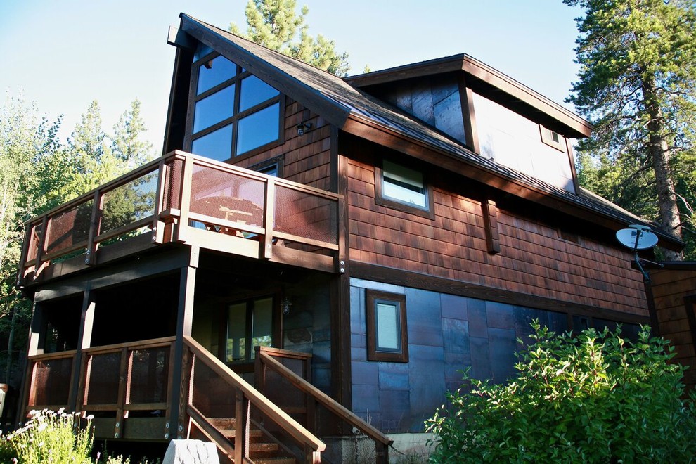 Modelo de fachada de casa marrón rústica de tamaño medio de tres plantas con revestimientos combinados, tejado a dos aguas y tejado de teja de madera