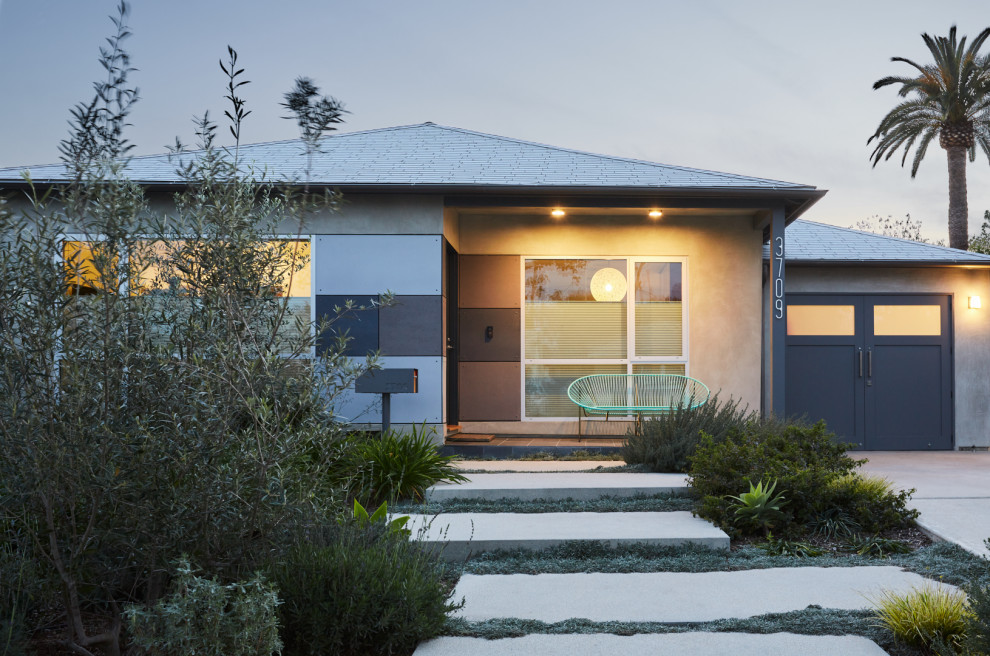 Inspiration for a gey modern bungalow concrete detached house in Los Angeles with a hip roof and a shingle roof.