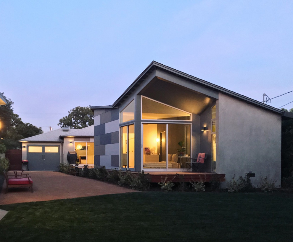 Стильный дизайн: одноэтажный, серый частный загородный дом в стиле модернизм с облицовкой из бетона, вальмовой крышей и крышей из гибкой черепицы - последний тренд