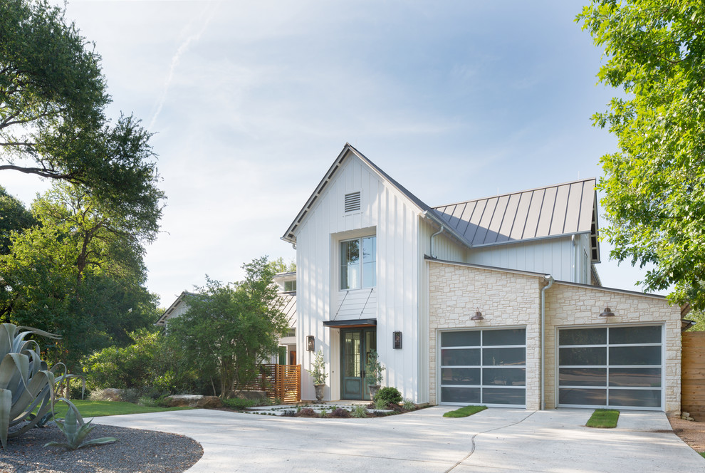 Zweistöckiges Landhausstil Einfamilienhaus mit Mix-Fassade, Satteldach und Blechdach in Austin