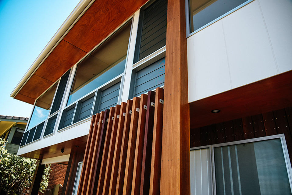 Mittelgroße, Zweistöckige Maritime Holzfassade Haus mit Walmdach in Gold Coast - Tweed