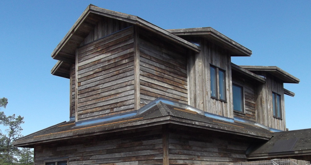 Idee per la facciata di una casa ampia beige rustica a due piani con rivestimenti misti e tetto a capanna
