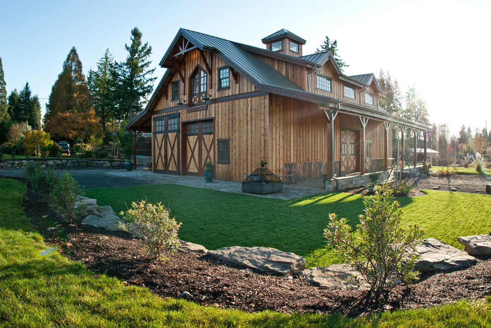Große, Dreistöckige Country Holzfassade Haus mit brauner Fassadenfarbe und Satteldach in Portland