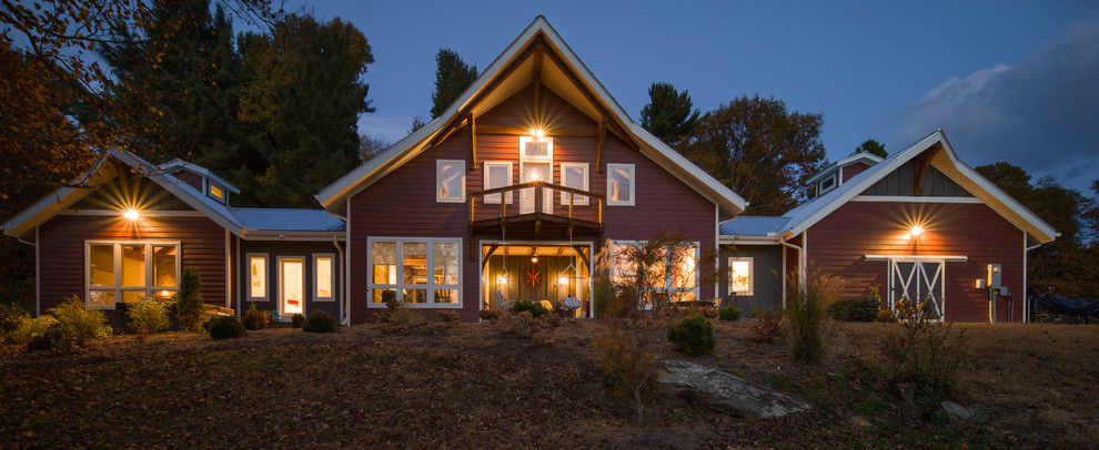Источник вдохновения для домашнего уюта: большой, двухэтажный, деревянный, красный частный загородный дом в классическом стиле с вальмовой крышей и металлической крышей