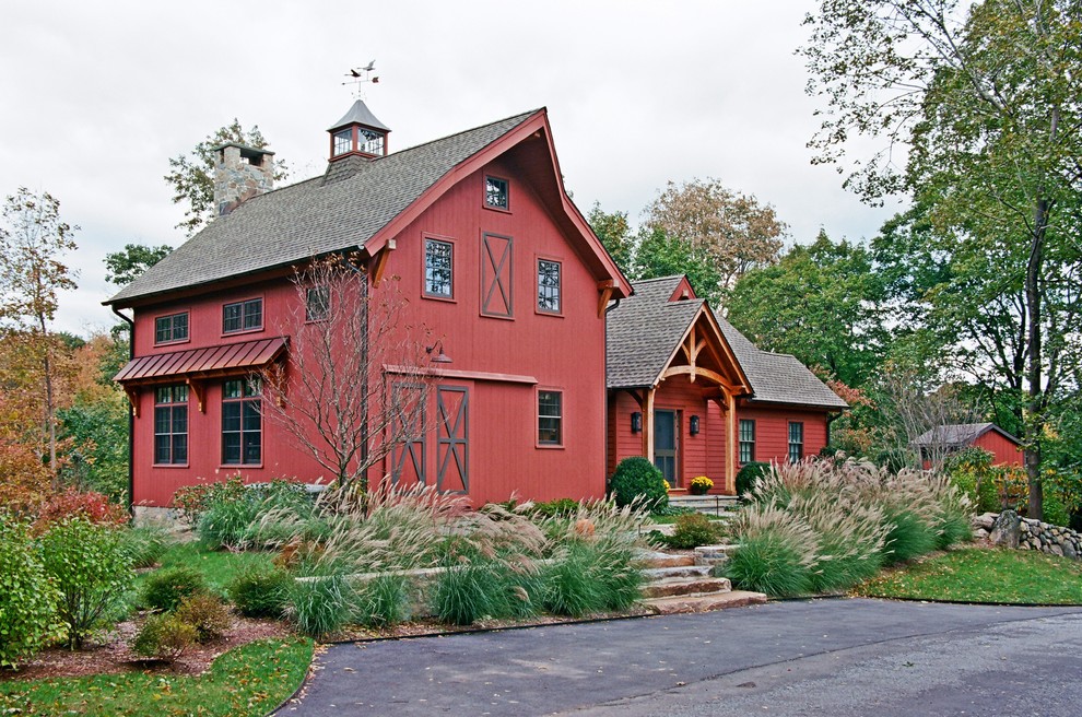 Idéer för stora rustika röda hus, med tre eller fler plan, sadeltak och tak i shingel