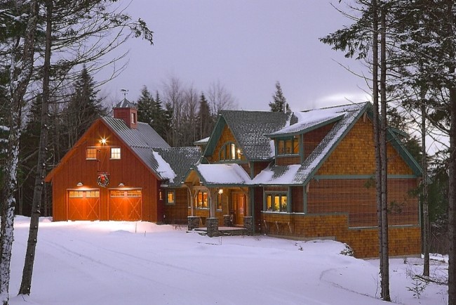 Idee per la facciata di una casa grande marrone american style a tre piani con rivestimento in legno