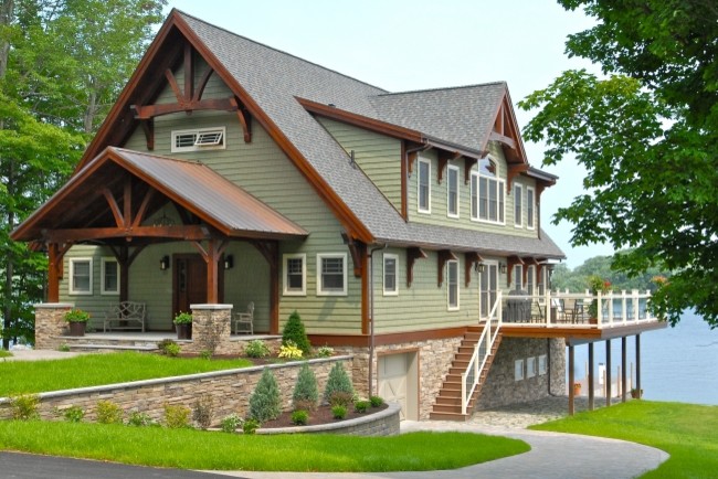 Aménagement d'une grande façade de maison verte craftsman à deux étages et plus avec un revêtement en vinyle.