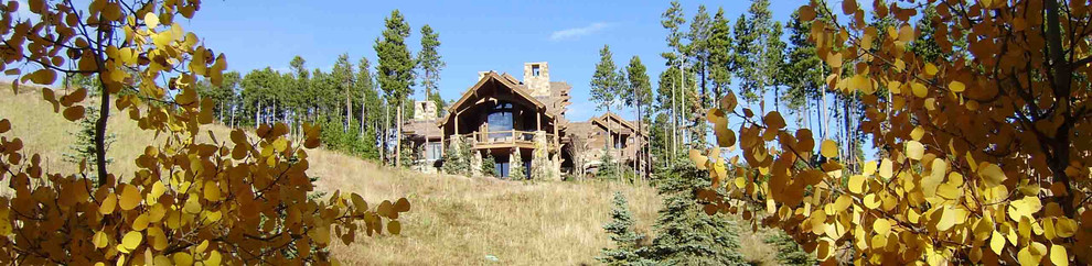 Foto på ett stort amerikanskt beige hus i flera nivåer, med sadeltak och tak i shingel