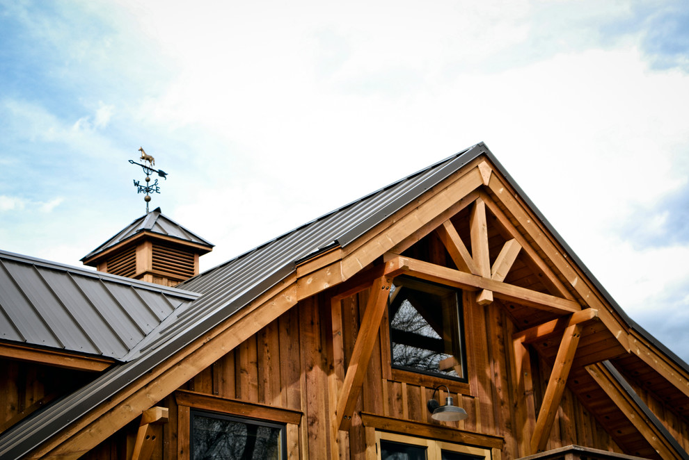 Inspiration pour une façade de maison marron craftsman en bois de taille moyenne et à un étage avec un toit à deux pans.