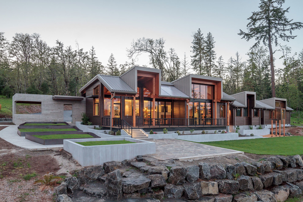 Стильный дизайн: деревянный частный загородный дом в стиле рустика с металлической крышей - последний тренд