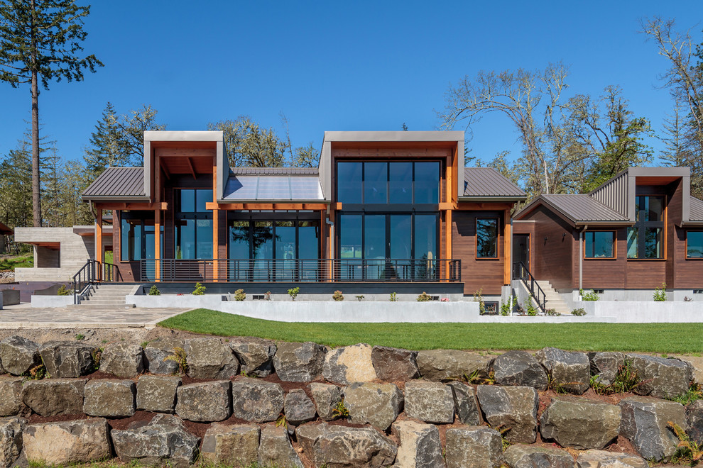 Идея дизайна: деревянный, коричневый частный загородный дом в стиле рустика с металлической крышей