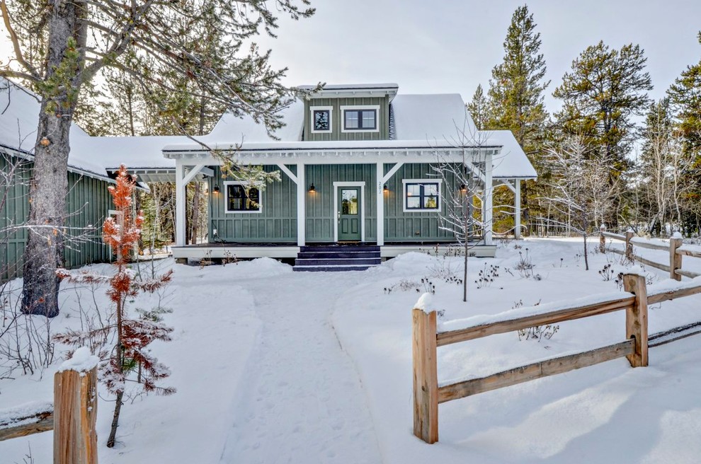Kleine, Zweistöckige Rustikale Holzfassade Haus mit grüner Fassadenfarbe und Satteldach in Boise