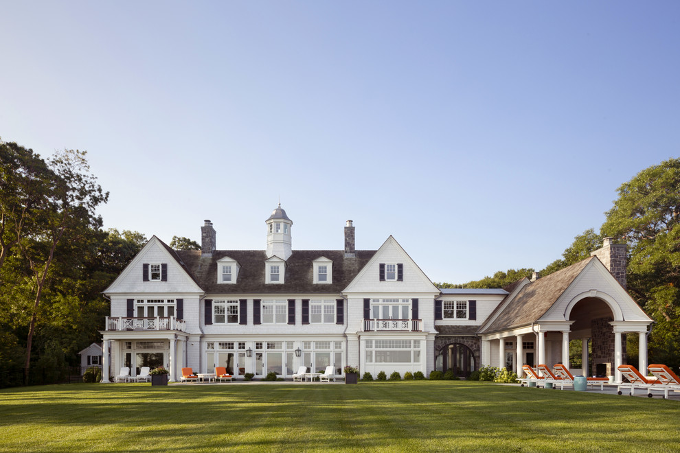 Geräumiges, Dreistöckiges Maritimes Haus mit weißer Fassadenfarbe, Schindeldach und Satteldach in New York