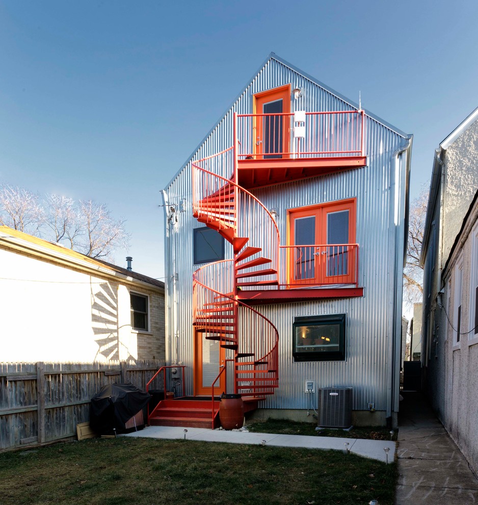 Идея дизайна: большой, трехэтажный, серый дом в стиле модернизм с облицовкой из металла