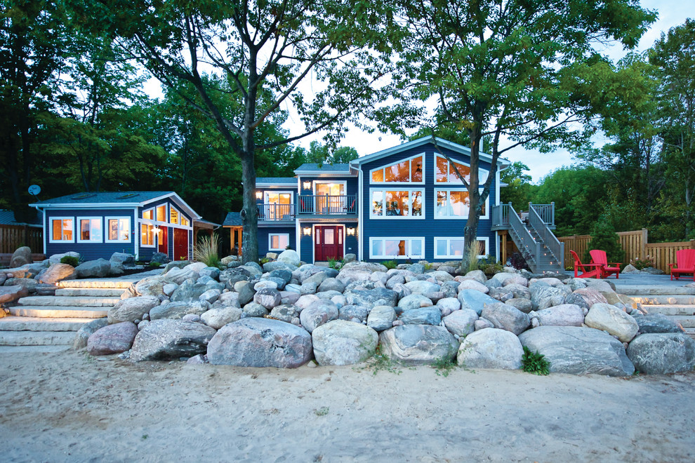 Свежая идея для дизайна: маленький, двухэтажный, синий дом в морском стиле для на участке и в саду - отличное фото интерьера