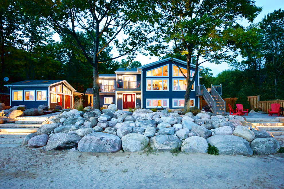 Стильный дизайн: двухэтажный, синий дом среднего размера в морском стиле - последний тренд