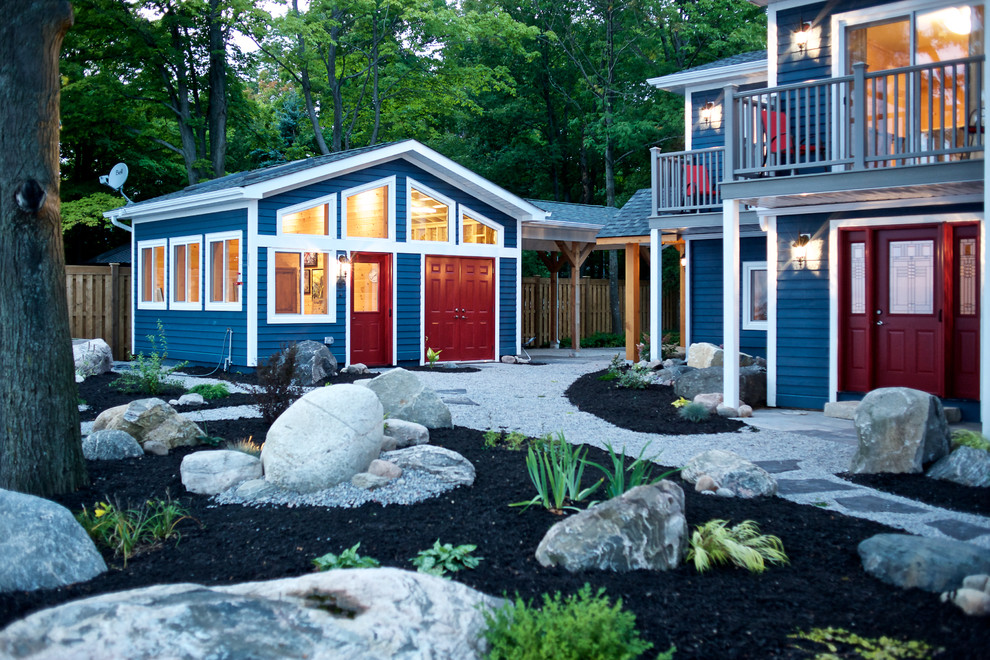 Idee per la facciata di una casa blu stile marinaro a due piani di medie dimensioni