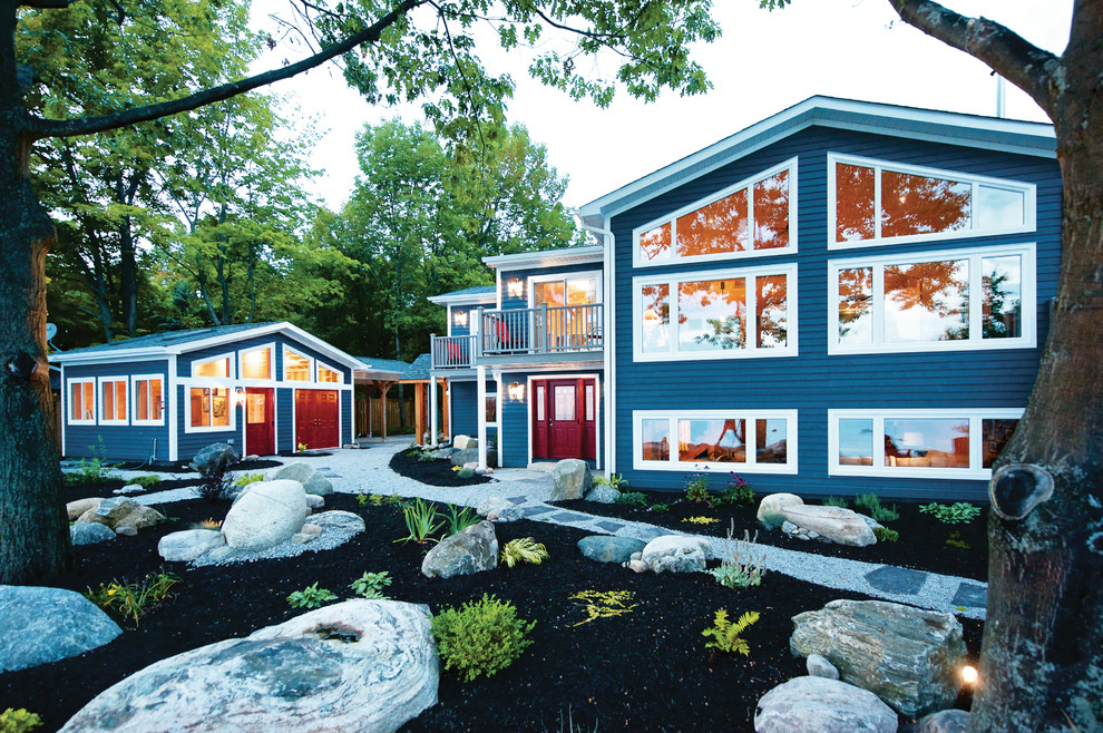 Ispirazione per la facciata di una casa blu stile marinaro a due piani di medie dimensioni