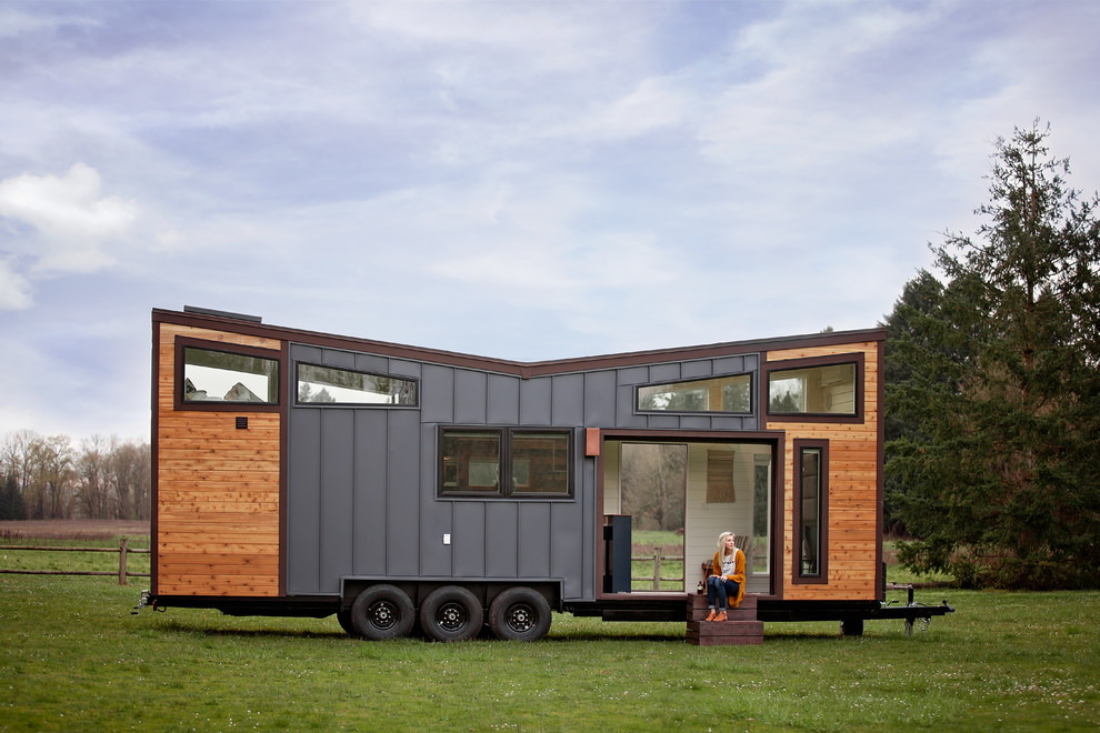 Стильный дизайн: одноэтажный, разноцветный мини дом в современном стиле с комбинированной облицовкой и крышей-бабочкой - последний тренд