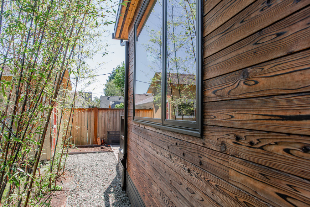 Kleines, Einstöckiges Modernes Haus mit brauner Fassadenfarbe, Flachdach und Blechdach in Portland