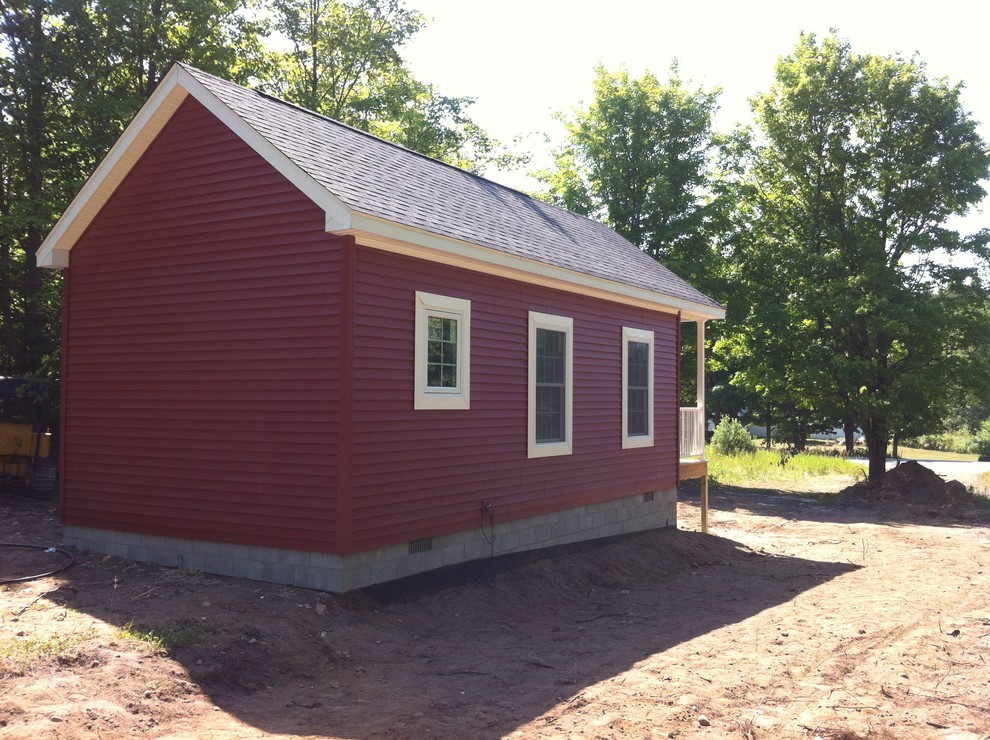 Idées déco pour une petite façade de maison rouge classique de plain-pied avec un revêtement en vinyle.