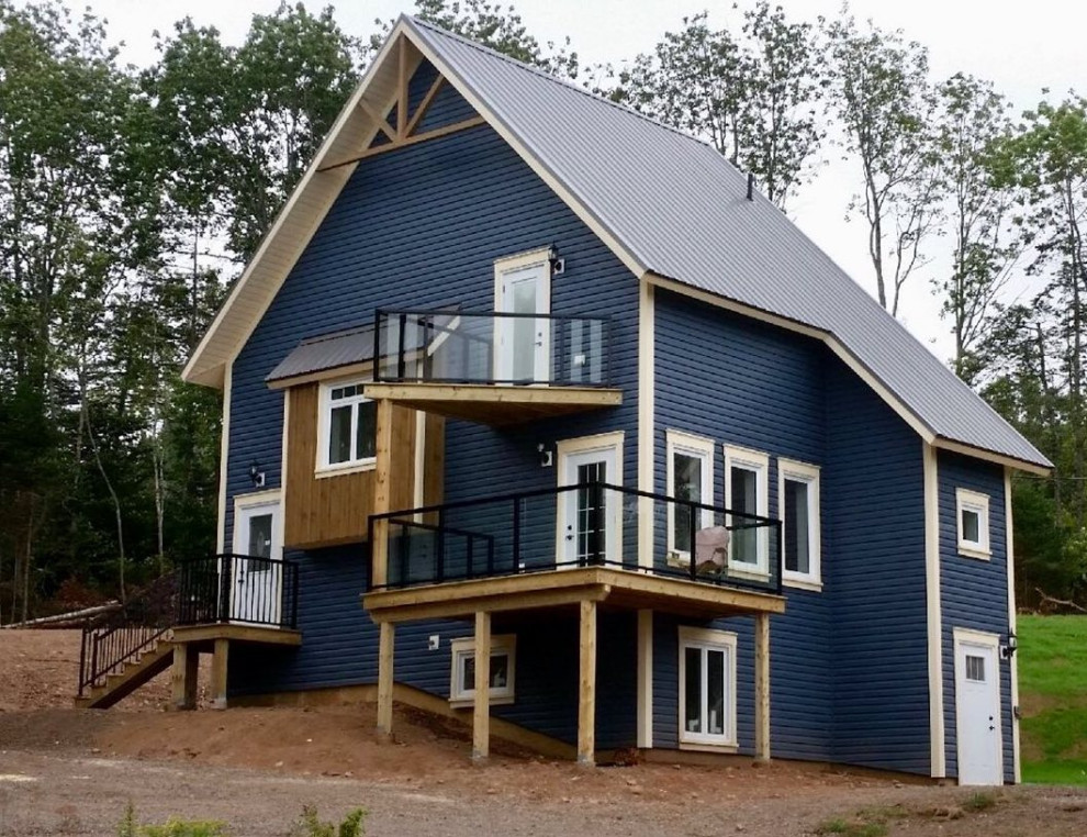 Источник вдохновения для домашнего уюта: маленький, синий частный загородный дом с разными уровнями, комбинированной облицовкой, двускатной крышей и металлической крышей для на участке и в саду