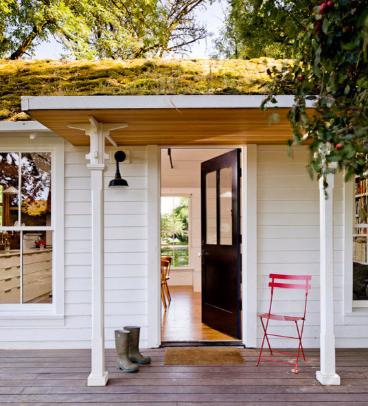 Cette image montre une petite façade de maison blanche minimaliste en bois de plain-pied.