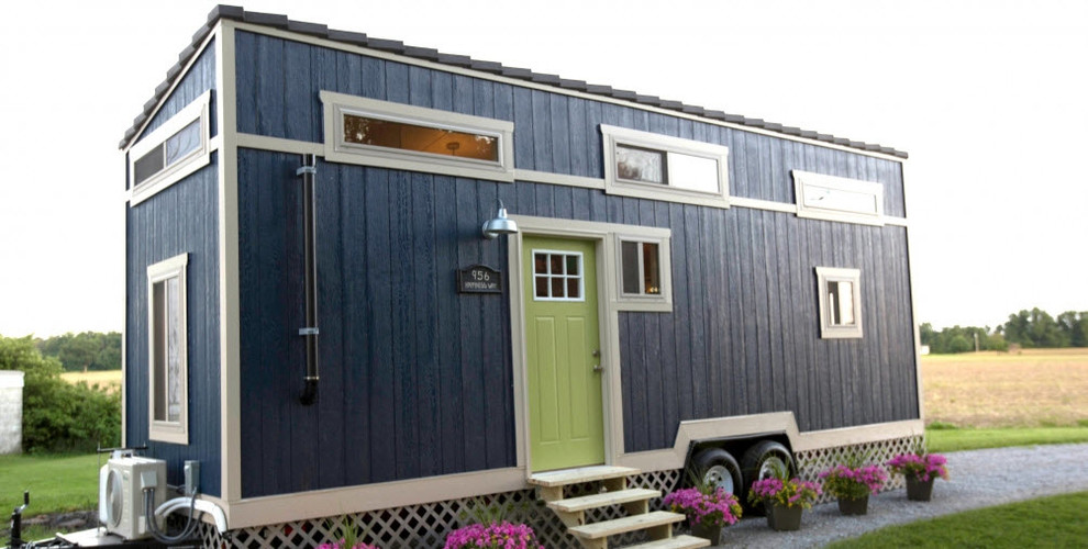 Ispirazione per la facciata di una casa piccola blu moderna a un piano con rivestimento in legno