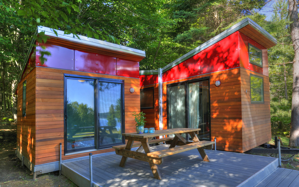 Пример оригинального дизайна: маленький, одноэтажный, красный дом в стиле модернизм с комбинированной облицовкой и односкатной крышей для на участке и в саду