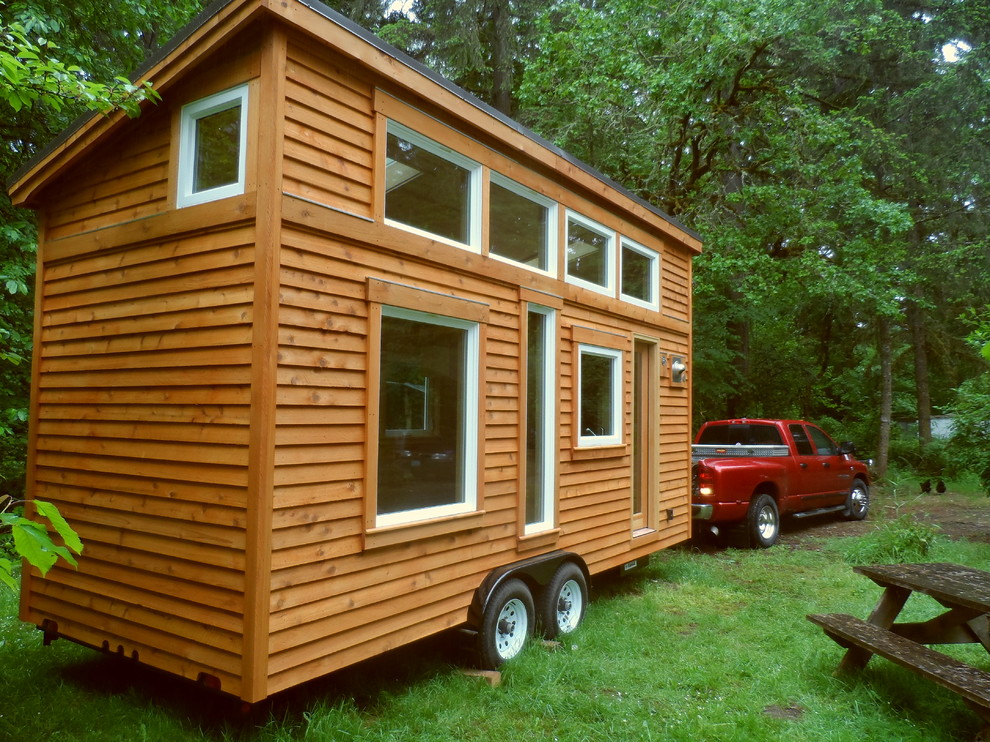 Стильный дизайн: маленький, одноэтажный, деревянный, коричневый дом в восточном стиле с односкатной крышей для на участке и в саду - последний тренд