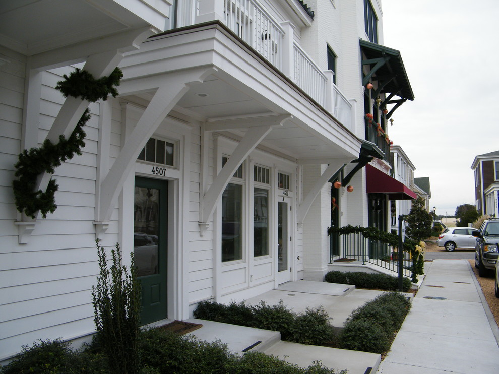 Diseño de fachada beige costera de tamaño medio de dos plantas con revestimiento de ladrillo y tejado plano