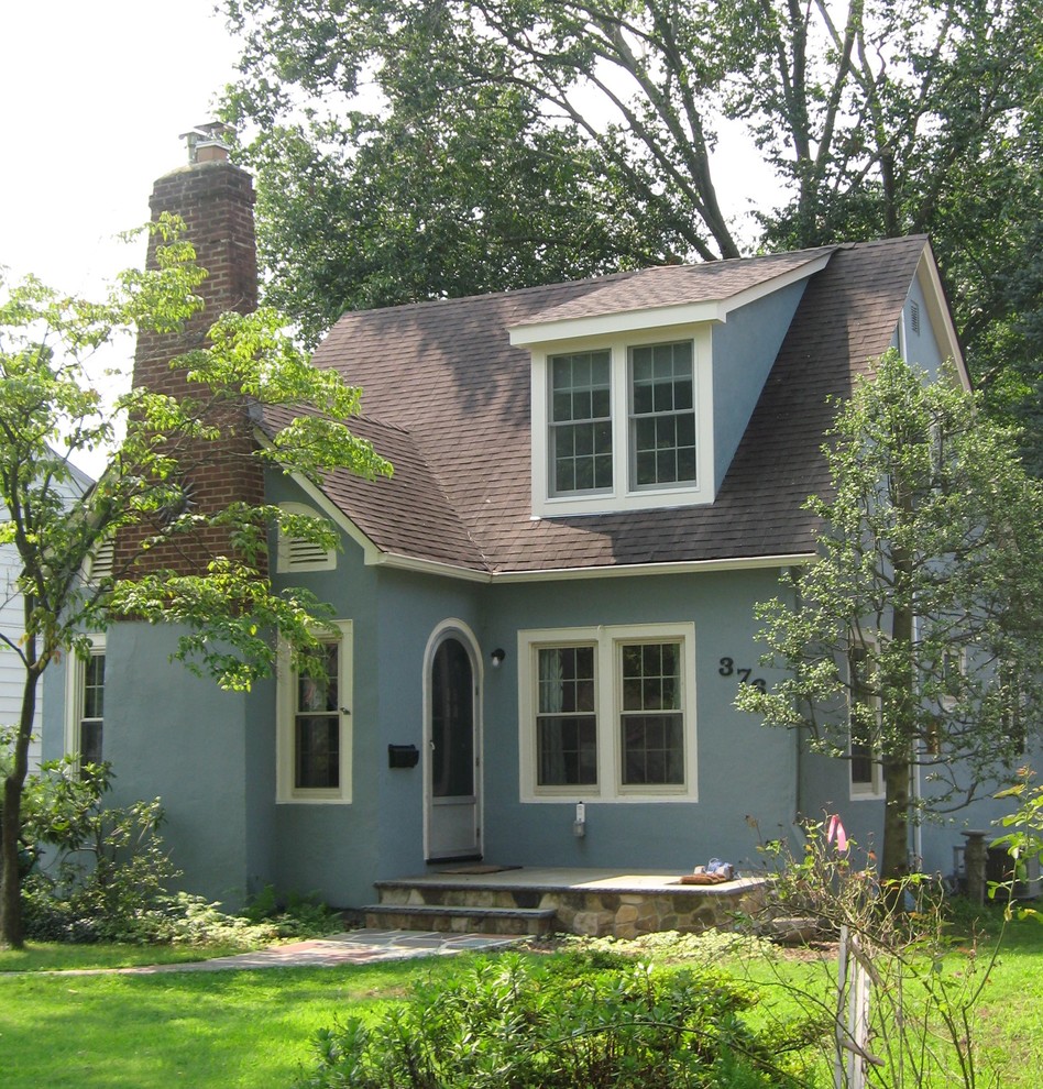 Kleines, Zweistöckiges Rustikales Einfamilienhaus mit Putzfassade, blauer Fassadenfarbe, Satteldach und Schindeldach in New York