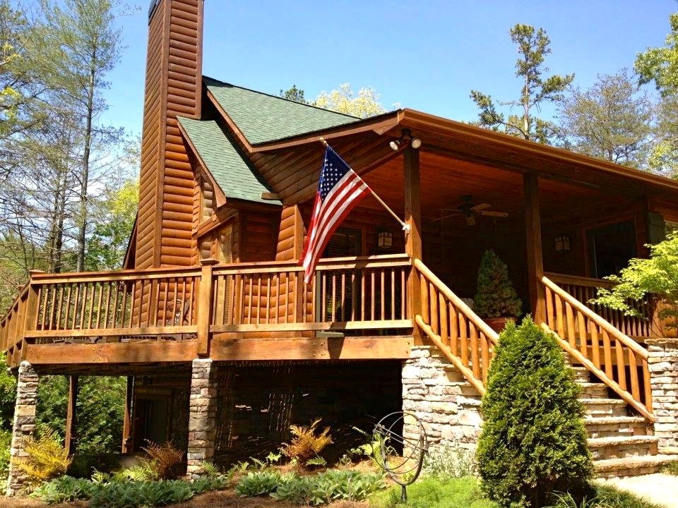 Mittelgroße, Einstöckige Rustikale Holzfassade Haus mit brauner Fassadenfarbe und Satteldach in Atlanta