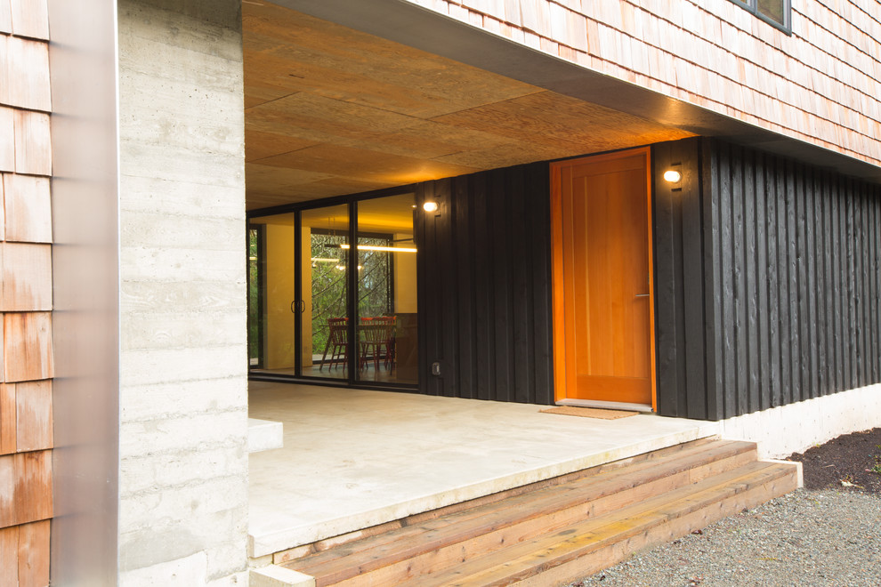 Cette photo montre une façade de maison marron craftsman en bois de taille moyenne et à un étage avec un toit à deux pans.