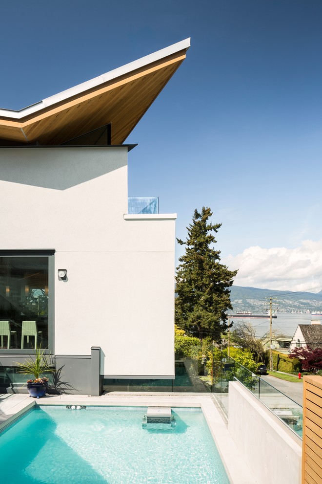Idées déco pour une petite façade de maison grise contemporaine en stuc à deux étages et plus.