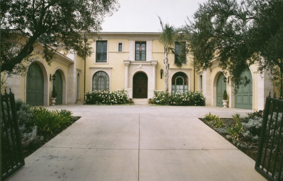 Geräumiges, Zweistöckiges Mediterranes Einfamilienhaus mit Putzfassade, beiger Fassadenfarbe, Halbwalmdach und Schindeldach in Los Angeles