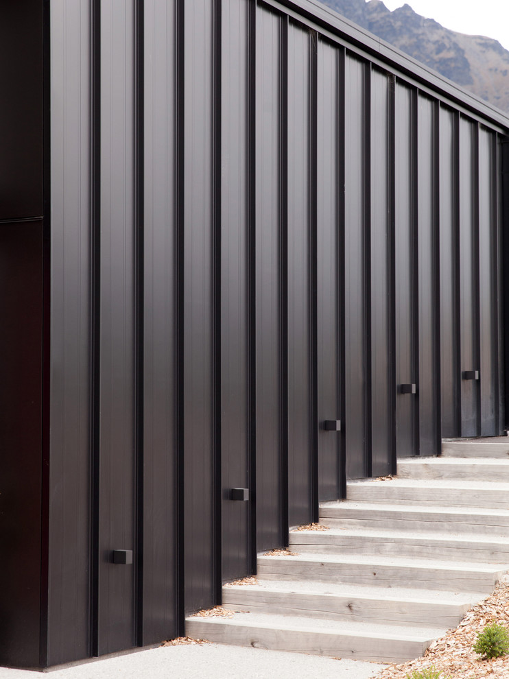 Kleines, Zweistöckiges Modernes Haus mit Metallfassade, schwarzer Fassadenfarbe und Satteldach in Dunedin